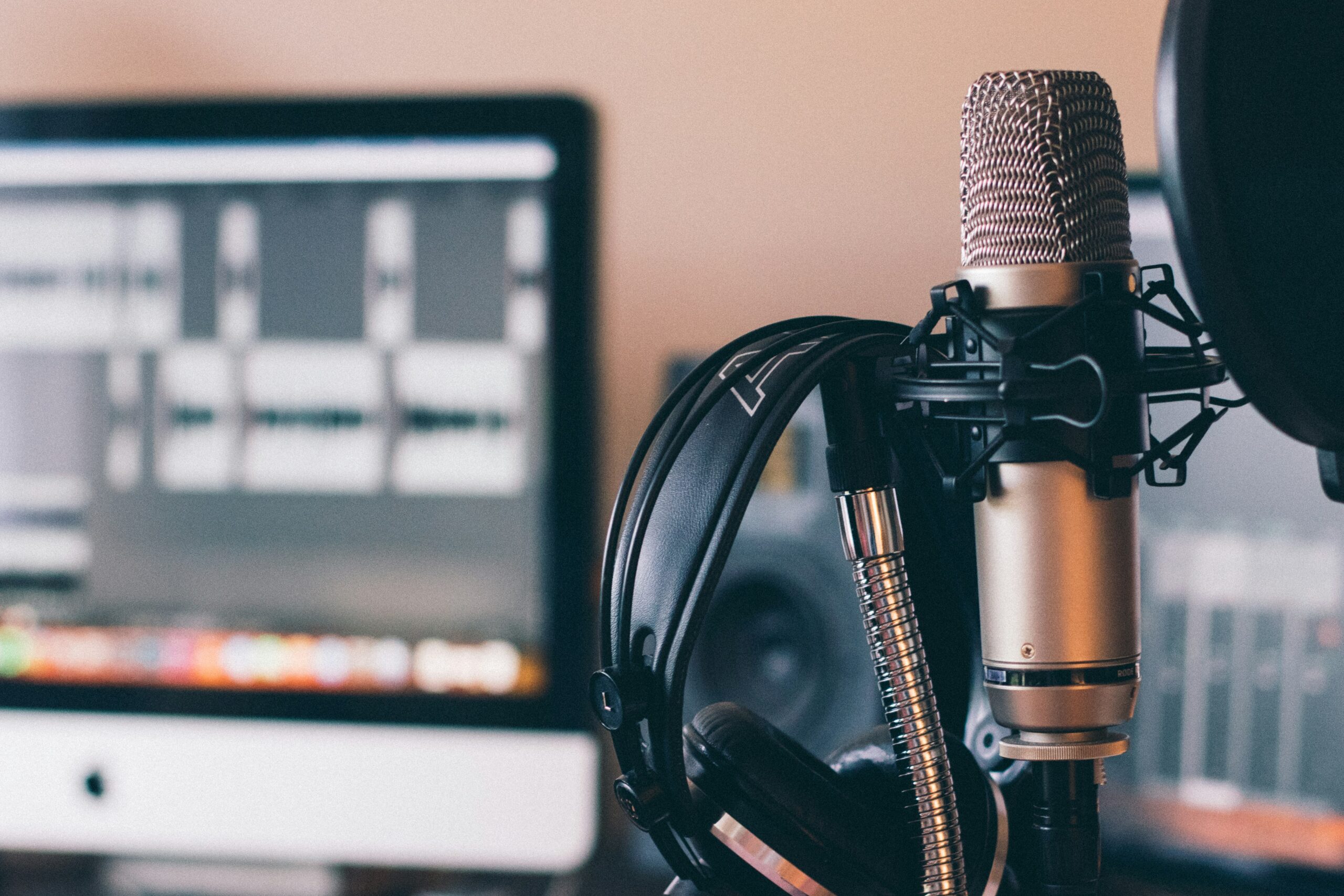 microphone and headphones in a recording studio | carlisledigitalmarketing.com