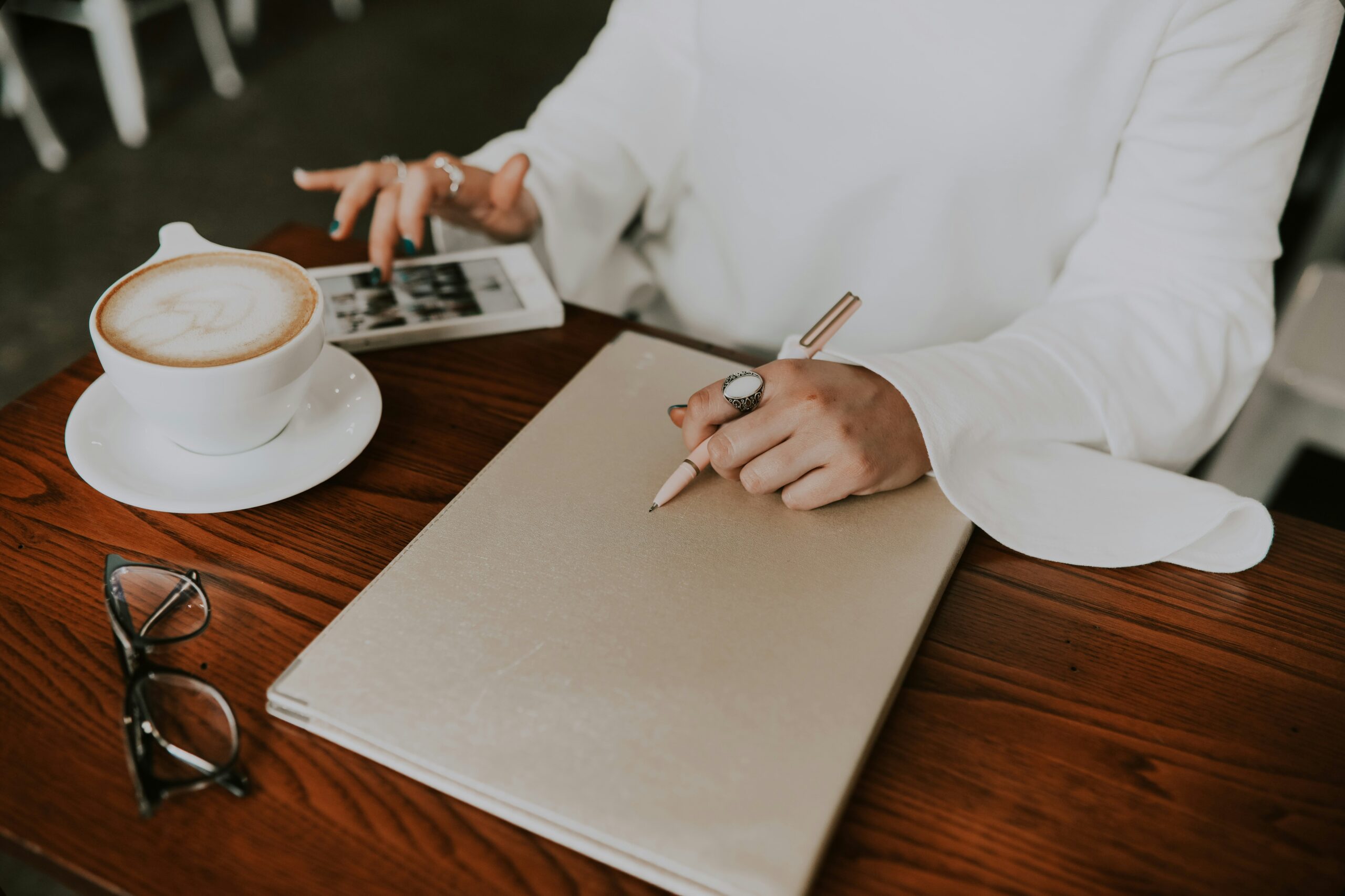 woman working at a coffee shop | carlisledigitalmarketing.com