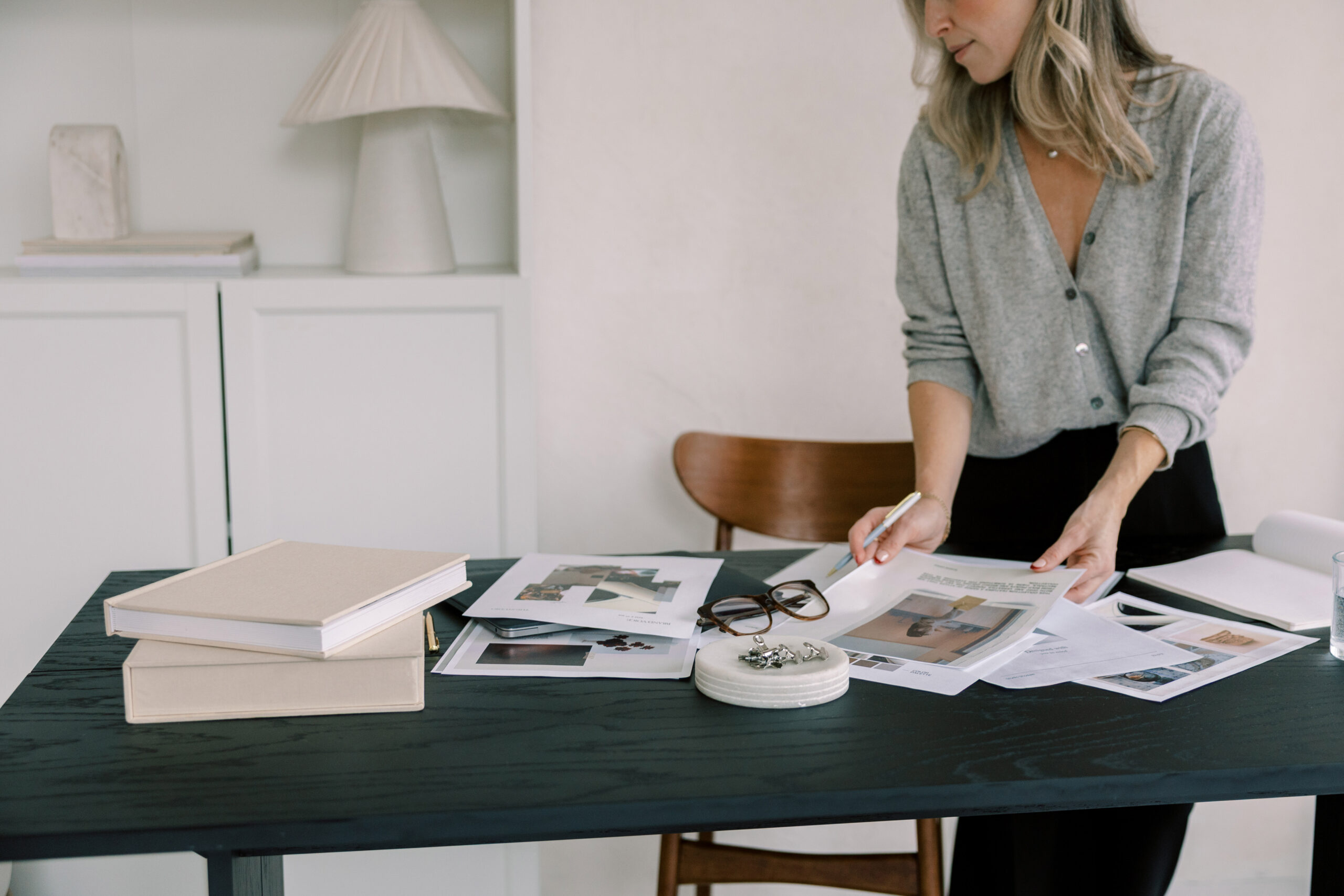 woman organizing her desk | carlisledigitalmarketing.com